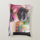 Cat watching TV in the living room アクセントクッション (裏面(縦))