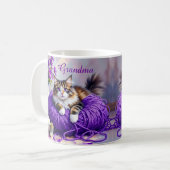 Cat with Purple Eyes in Purple Yarn and Flowers コーヒーマグカップ (正面左)