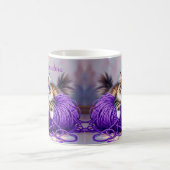 Cat with Purple Eyes in Purple Yarn and Flowers コーヒーマグカップ (中央)
