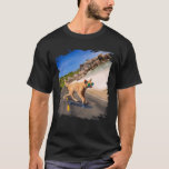 Cat with sunglasses on skateboard on the beach tシャツ<br><div class="desc">Cat with sunglasses on skateboard on the beach</div>