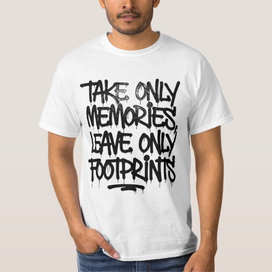 Catch Flights Not Feelings レインボー落書き風名言 Tシャツ (正面)