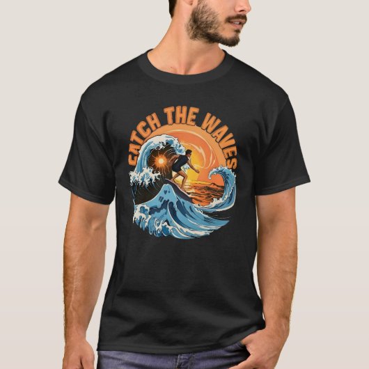 Catch The Waves Vintage Ocean Adventure Tee Tシャツ (正面)