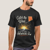 Catch the Wind - 飛翔する凧にインスピレーション Tシャツ (正面)
