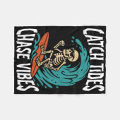 Catch Tides Chase Vibes Skeleton Surfer Beach  フリースブランケット (正面(横))