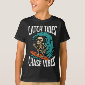 Catch Tides Chase Vibes Skeleton Surfer Beach  Tシャツ (正面)