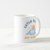 Catch Waves not Hearts – 夏おもしろい間 コーヒーマグカップ (正面右)