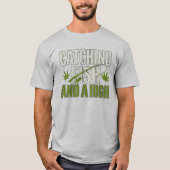 Catching Fish and a High Funny Fishing Novelty Tee Tシャツ (正面)