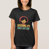 Catching Z’s Since Day One Infant Sleep Tシャツ (正面)