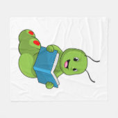 Caterpillar at 読's with Book フリースブランケット (正面(横))