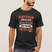 Catfish Come In 3 Sizes Catfish Hunter Tシャツ (正面)