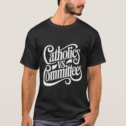 Catholics Vs Committees Funny Homour Sarcastic Say Tシャツ (正面)