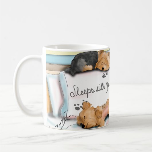 Catia Cho著ヨークシャーテリアの睡眠 コーヒーマグカップ (左)