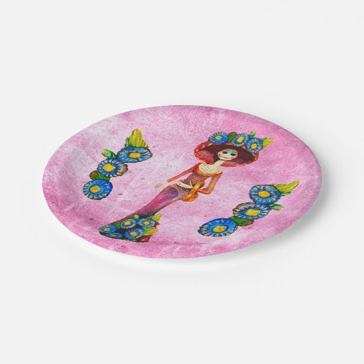Catrina W/赤のドレスとピンク色の青い花を洗った ペーパープレート (アングル)