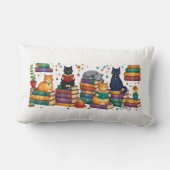 Cats Reading Books Cozy Library Scene ランバークッション (裏面)