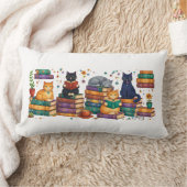 Cats Reading Books Cozy Library Scene ランバークッション (ブランケット)