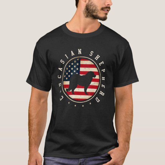 Caucasian Shepherd Usa Flag 4th July Dog Mom Dad Tシャツ (正面)