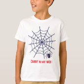 Caught In My Web – Funny Spider Halloween T-Shirt  Tシャツ (正面)