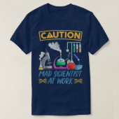Caution Mad Scientist At Work - Funny Science Scie Tシャツ (デザイン正面)