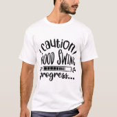 Caution Mood Swing in Progress Funny Quote Design Tシャツ (正面)