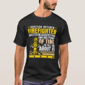 Caution Retired Firefighter Knows everything Tシャツ (正面)