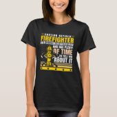 Caution Retired Firefighter Knows everything Tシャツ (正面)