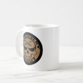 Cavの偵察者のスカルの黒および金ゴールド コーヒーマグカップ (正面左)