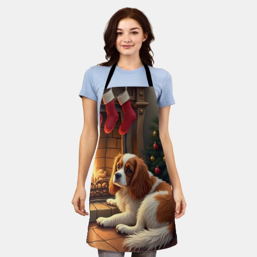 Cavalier King Charles by the Fireplace Christmas エプロン (着用した状態)