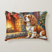 Cavalier King Charles Spaniel Fireplace Christmas アクセントクッション (正面)