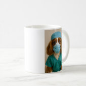 Cavalier King Charles Spaniel in Scrubs コーヒーマグカップ (正面右)