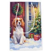 Cavalier King Charles Spaniel Snowy Christmas ミディアムペーパーバッグ (正面)