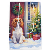 Cavalier King Charles Spaniel Snowy Christmas ミディアムペーパーバッグ (裏面)