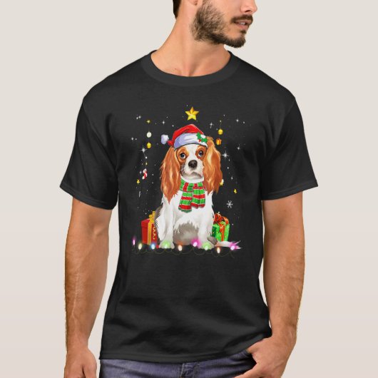 Cavalier King Dog Santa Christmas Tree Lights Xmas Tシャツ (正面)