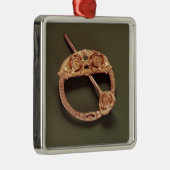 CavanからのCavanまたは「女王」のブローチ、 メタルオーナメント (右)