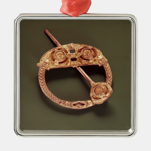 CavanからのCavanまたは「女王」のブローチ、 メタルオーナメント (正面)