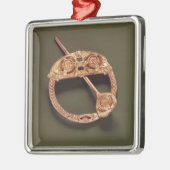 CavanからのCavanまたは「女王」のブローチ、 メタルオーナメント (左)