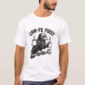 Caw-Fe First Grumpy Raven Coffee Humor Design Tシャツ (正面)