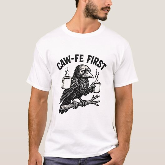 Caw-Fe First Grumpy Raven Coffee Humor Design Tシャツ (正面)