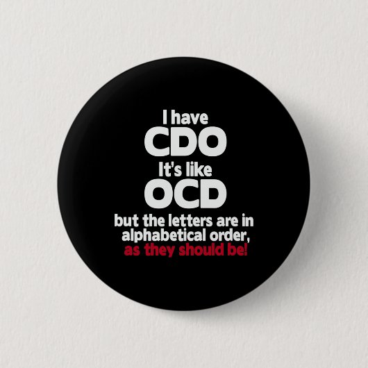 Cdoを持つ – Ocdのように見えるが、文字はOrの中にある 缶バッジ (正面)