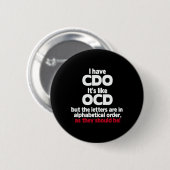 Cdoを持つ – Ocdのように見えるが、文字はOrの中にある 缶バッジ (正面&裏面)