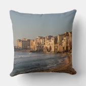 Cefaluのシシリーの海岸の町 クッション (裏面)