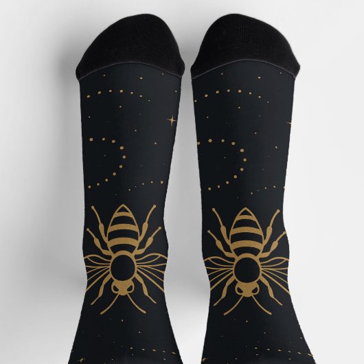 Celestial Bee Trail – Elegant Cosmic Gold Design ソックス (上部)