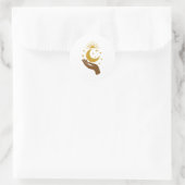 Celestial Hand Holding the Moon – Minimal Cosmic D ラウンドシール (バッグ)