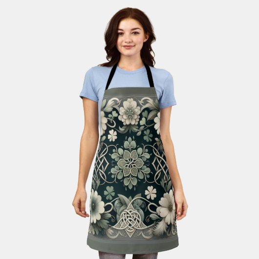 Celtic Clover Floral Charm エプロン (着用した状態)