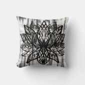 Celtic Lotus Mandala – Minimalist Black and White  クッション (正面)
