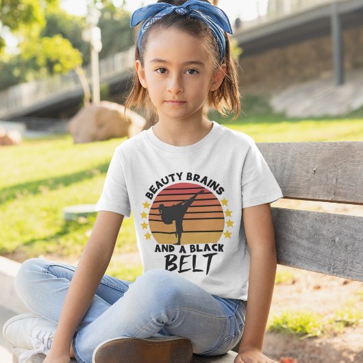 Cerebros de Belleza y Un Cinturon Negro de Karate Tシャツ