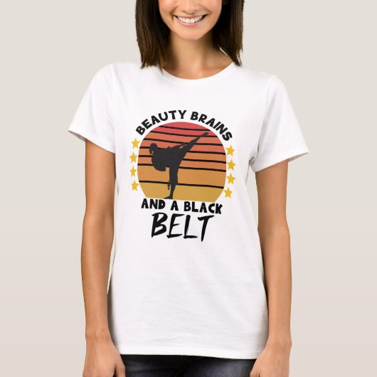 Cerebros de Belleza y Un Cinturon Negro de Karate Tシャツ (正面)