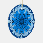 Ceruleanとライトブルーの幾何学的なフラワーパターン セラミックオーナメント (右)