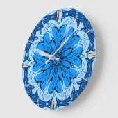 Ceruleanとライトブルーの幾何学的なフラワーパターン ラージ壁時計 (傾斜)