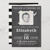 Chalkboardこの子はアダルトフォト招待状 招待状 (正面/裏面)