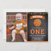 Chalkboardバスケットボールの最初の誕生日パーティーの写真 招待状 (正面)